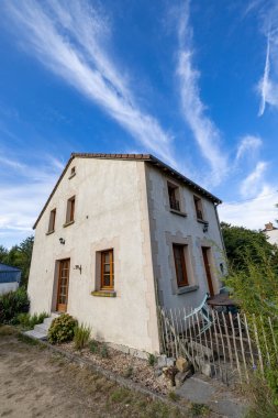 Bergnicourt, Rethel, Ardennes, Grand-Est, Fransa, 28 Ağustos 2025, Büyüleyici kırsal konut, huzurlu kırsal ev manzarası, canlı gökyüzü ve yemyeşil yemyeşil