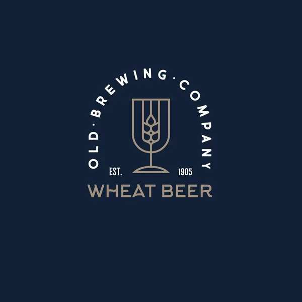 麦芽啤酒标志 啤酒杯或老酿造公司的标志 像纹章盾一样戴在啤酒玻璃杯里的斯皮凯 — 图库矢量图片