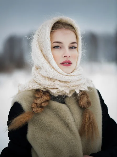 Vackra ryska kvinnan i en traditionell klänning — Stockfoto