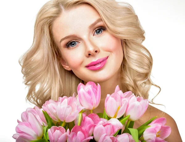 Женщина с букетом весенних цветов — стоковое фото