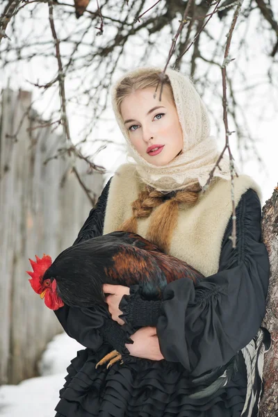 Mulher russa bonita em um vestido tradicional — Fotografia de Stock