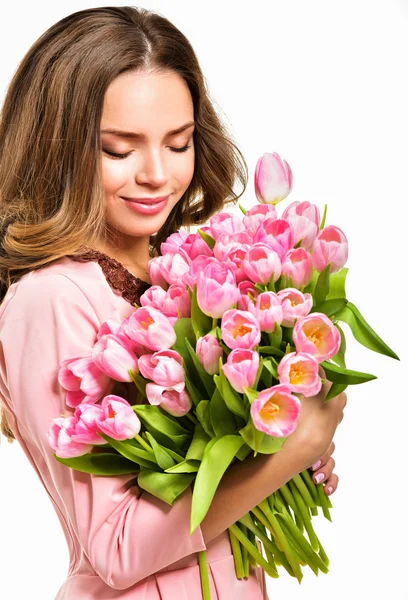 Женщина с букетом весенних цветов — стоковое фото