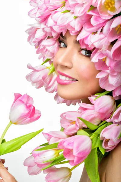 Modelo de moda com flores em seu cabelo — Fotografia de Stock