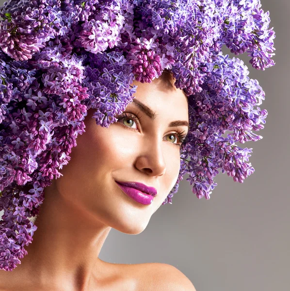 Modelo de moda com flores lilás penteado — Fotografia de Stock