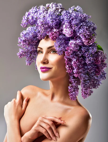 Eflatun çiçekler saç modeli ile moda modeli — Stok fotoğraf