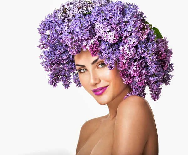 Mode-Modell mit fliederfarbener Blütenfrisur — Stockfoto