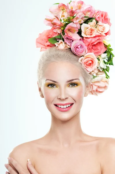 Modelo de moda con flores en el pelo — Foto de Stock