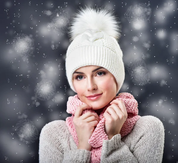 Beautiful woman clothing in warm hat — Stock Photo, Image