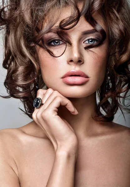 Portrait de belle femme avec maquillage professionnel — Photo