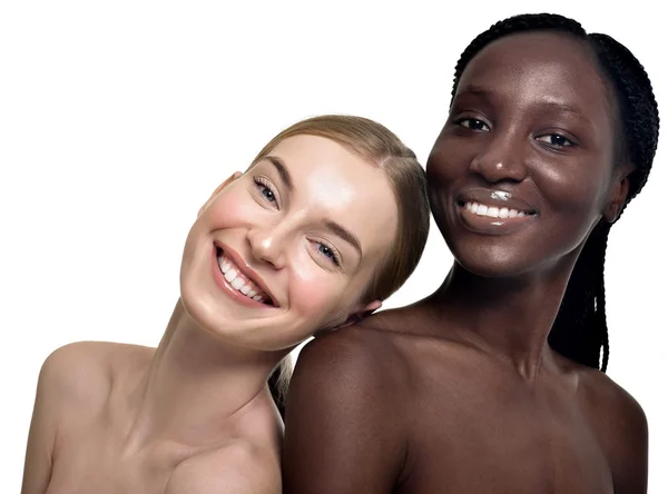Portrét dvou veselých multietnické žen — Stock fotografie
