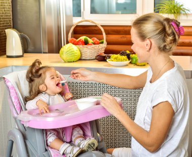 Anne çocuğunu spoon-feeds