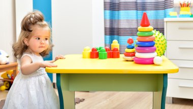 Sevimli bebek kız oyuncaklar ile oynama