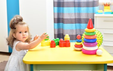 Sevimli bebek kız oyuncaklar ile oynama