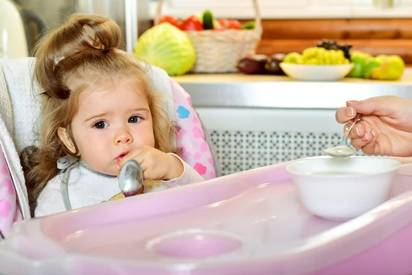 Madre cuchara alimenta a su hijo — Foto de Stock