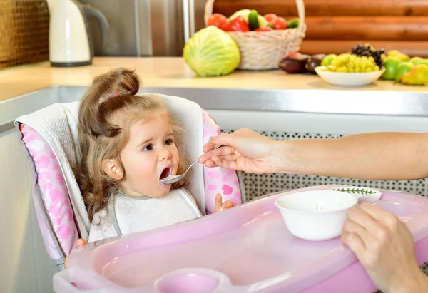 Madre cuchara alimenta a su hijo — Foto de Stock