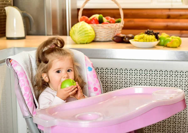 Bebek kız yemek yeşil elma — Stok fotoğraf