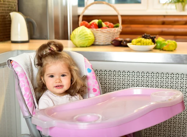 Niña comiendo manzana verde — Foto de Stock