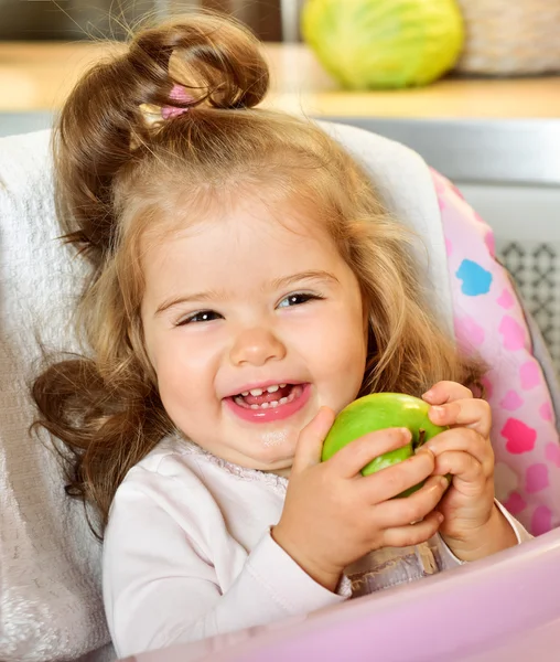 Bebê menina comer maçã verde — Fotografia de Stock