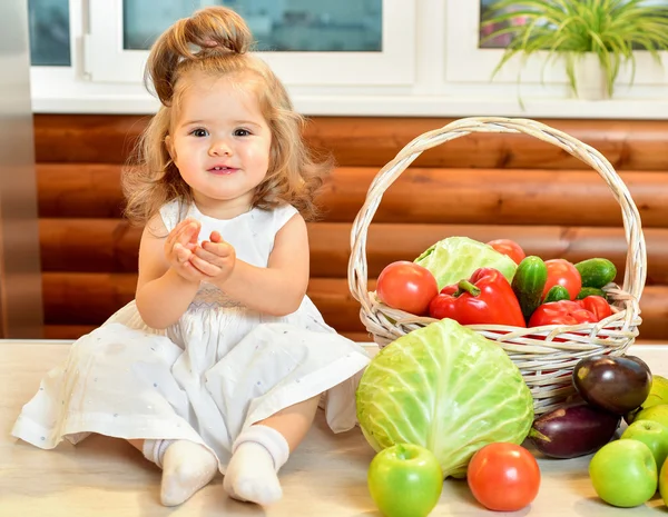 Vackra lilla girlwith frukter och grönsaker — Stockfoto