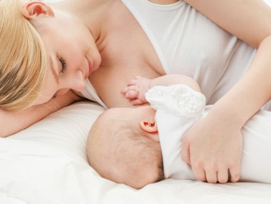 Genç breastfeeds bebeği anne.