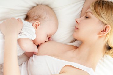 Genç breastfeeds bebeği anne.