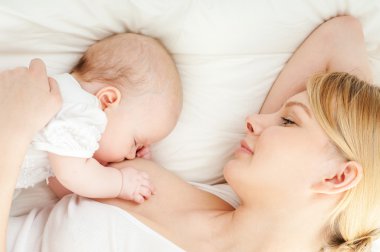 Genç breastfeeds bebeği anne.