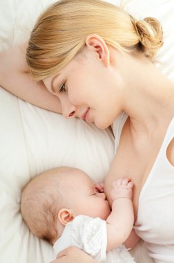 Genç breastfeeds bebeği anne.