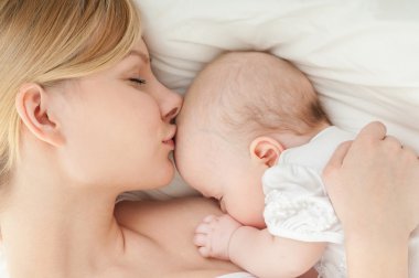 Genç breastfeeds bebeği anne.