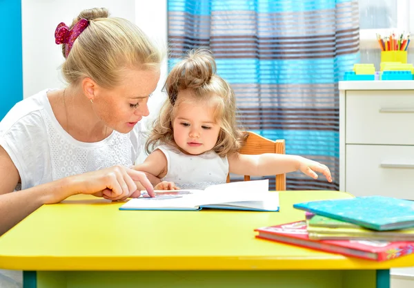 Mother reading a book to daughter — Stock Photo, Image