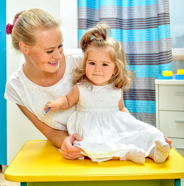 Mãe e bebê brincando com brinquedos — Fotografia de Stock