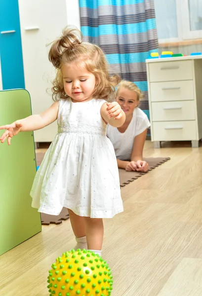 Mother and baby playing with toys — Stok fotoğraf