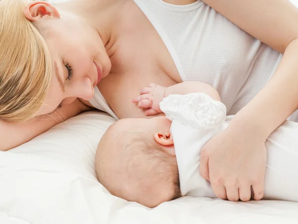 Fiatal anya breastfeeds a baba — Stock Fotó