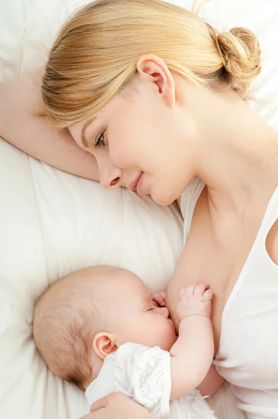 Fiatal anya breastfeeds a baba — Stock Fotó