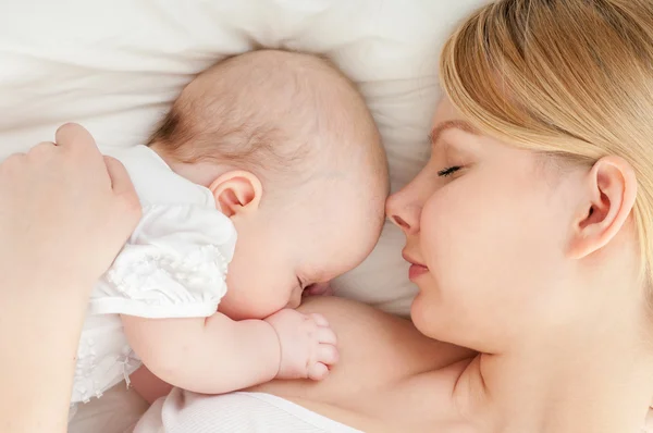 Genç breastfeeds bebeği anne.