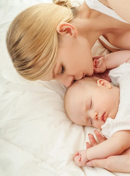 Gelukkig familie moeder en baby — Stockfoto