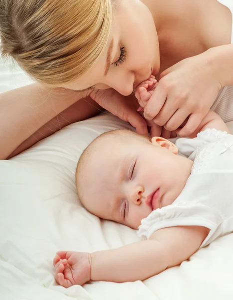 Gelukkig familie moeder en baby — Stockfoto