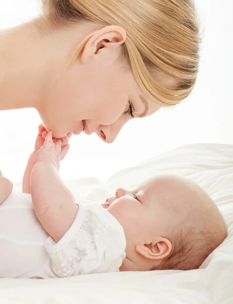 Feliz familia madre y bebé — Foto de Stock