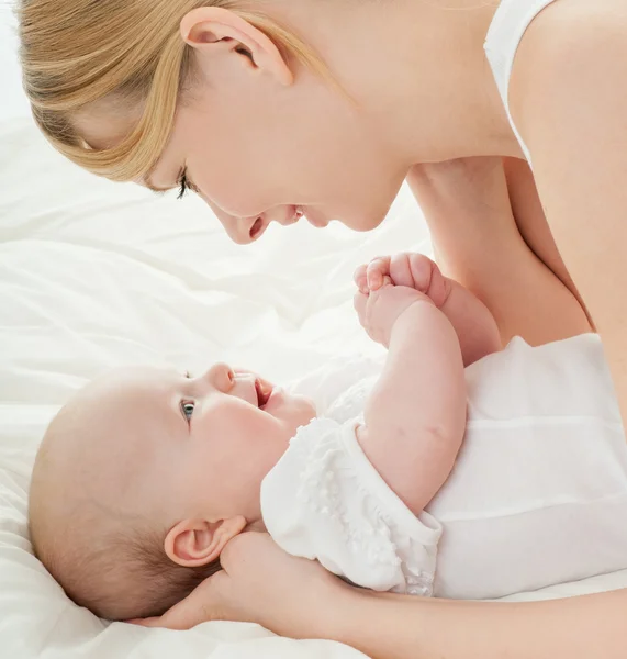 Bonne famille mère et bébé — Photo