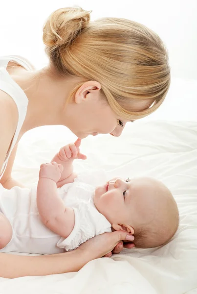 Feliz familia madre y bebé — Foto de Stock