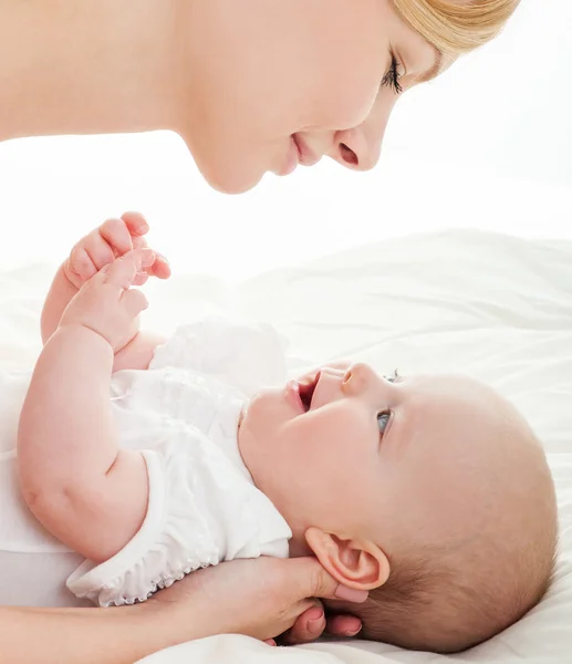 Feliz familia madre y bebé — Foto de Stock