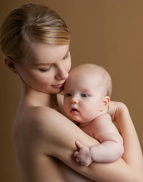 Família feliz mãe e bebê — Fotografia de Stock