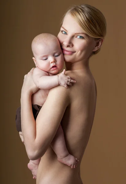 Glückliche Familienmutter und Baby — Stockfoto