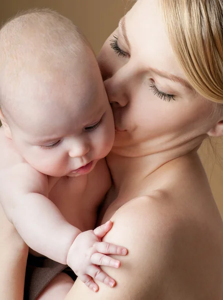 Família feliz mãe e bebê — Fotografia de Stock