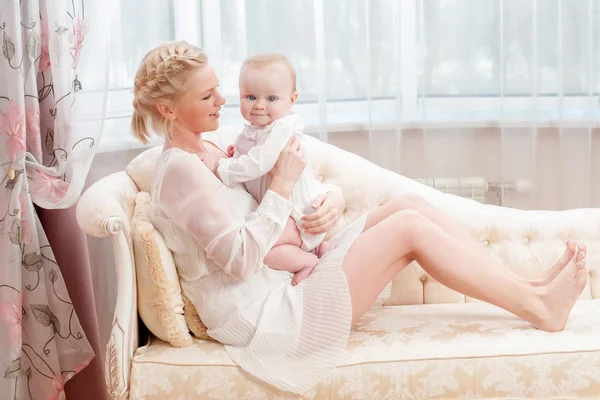 Mãe e bebê brincando e sorrindo — Fotografia de Stock