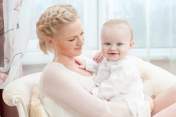 Mãe e bebê brincando e sorrindo — Fotografia de Stock