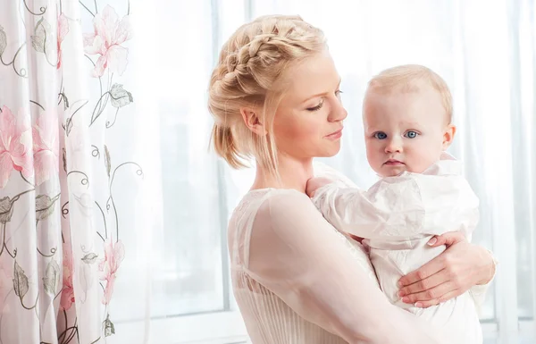 Mãe e bebê brincando e sorrindo — Fotografia de Stock