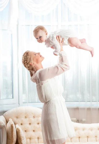 Mãe e bebê brincando e sorrindo — Fotografia de Stock