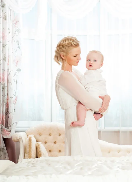 Mãe e bebê brincando e sorrindo — Fotografia de Stock