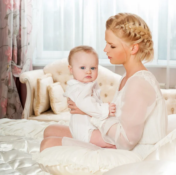 Mãe e bebê brincando e sorrindo — Fotografia de Stock