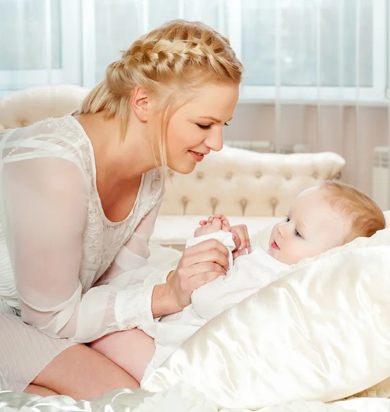 Mãe e bebê brincando e sorrindo — Fotografia de Stock